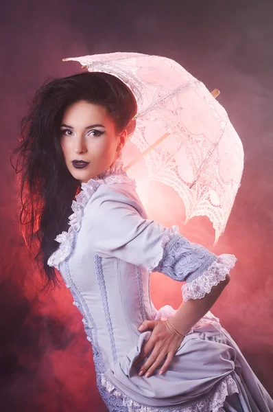 Прекрасная женщина-вампир на Хэллоуин аристократка с кружевным зонтиком — стоковое фото