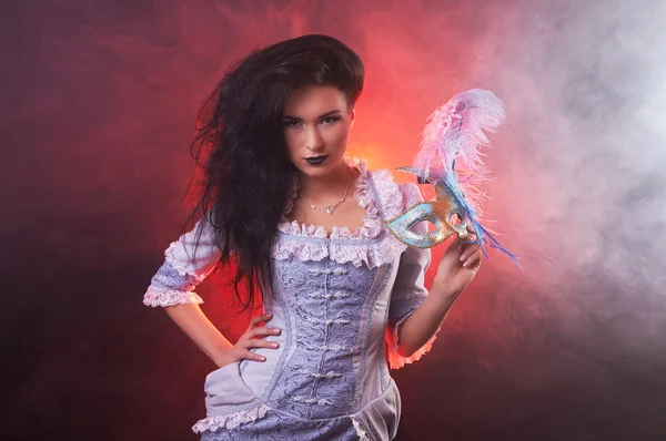 Vackra halloween vampyr kvinna aristokrat med venetiansk mask — Stockfoto