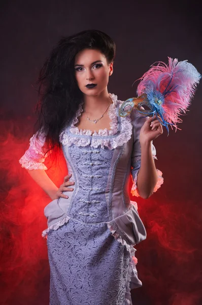 Linda mulher vampira Halloween aristocrata com máscara veneziana — Fotografia de Stock