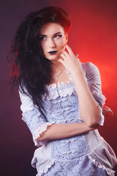 Retrato de halloween vampiro mujer aristócrata con maquillaje de escenario — Foto de Stock