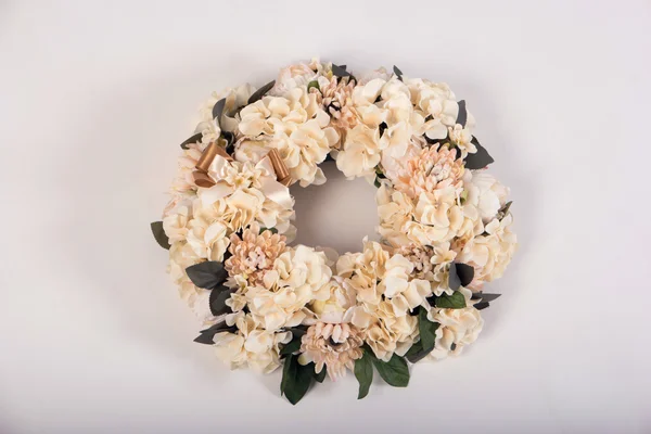 Corona de flores artificiales aisladas en blanco —  Fotos de Stock