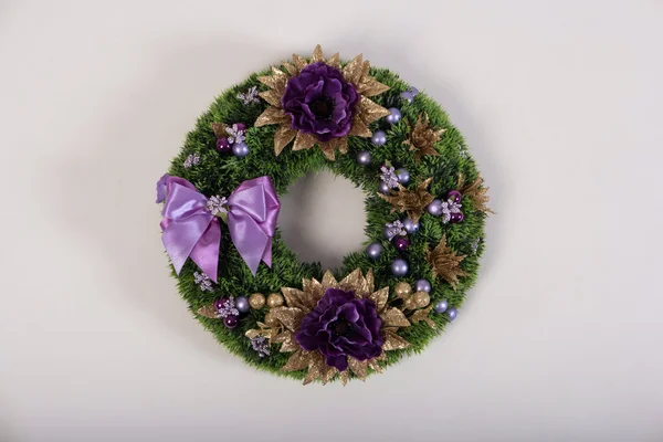 Corona de flores artificiales aisladas en blanco — Foto de Stock