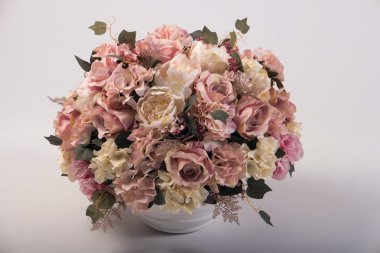 Yapay çiçek buketi beyaz izole vazoda