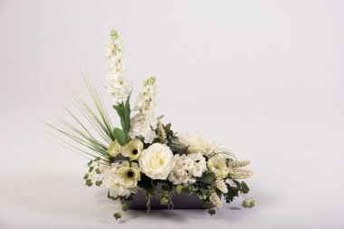Yapay çiçek buketi beyaz izole vazoda