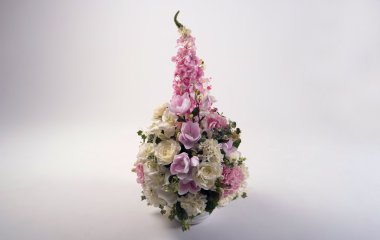 Yapay çiçek buketi beyaz izole vazoda