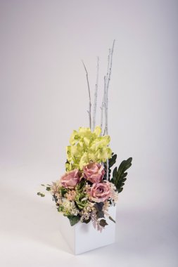 Yapay çiçek buketi beyaz izole vazoda