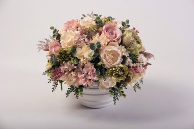 Yapay çiçek buketi beyaz izole vazoda