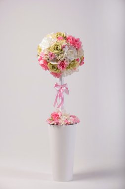 Yapay çiçek buketi beyaz izole vazoda