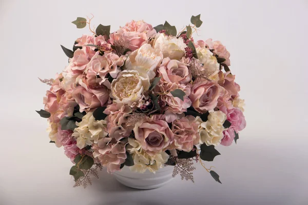 Yapay çiçek buketi beyaz izole vazoda