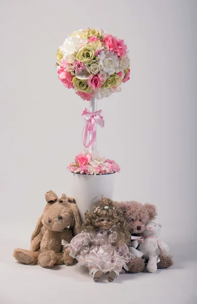 Künstliche Blumen Bouquet in der Vase isoliert auf weiß — Stockfoto