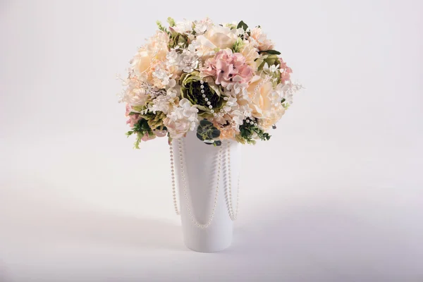Ramo de flores artificiales en el jarrón aislado en blanco —  Fotos de Stock