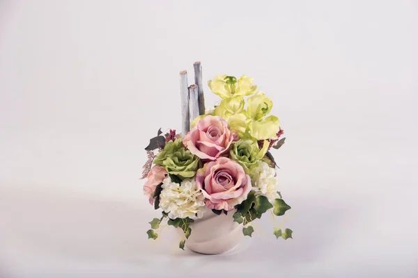 Ramo de flores artificiales en el jarrón aislado en blanco — Foto de Stock