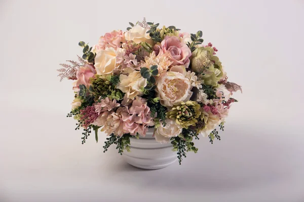 Yapay çiçek buketi beyaz izole vazoda