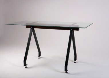 Beyaz arka plan üzerinde modern cam masa studio vurdu