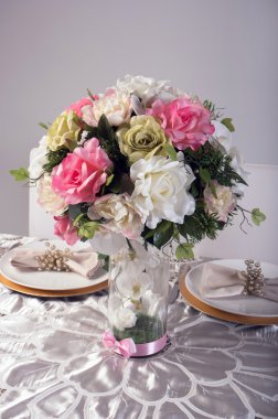 Yemek vakti, stüdyo çekim için ahşap sofra ve