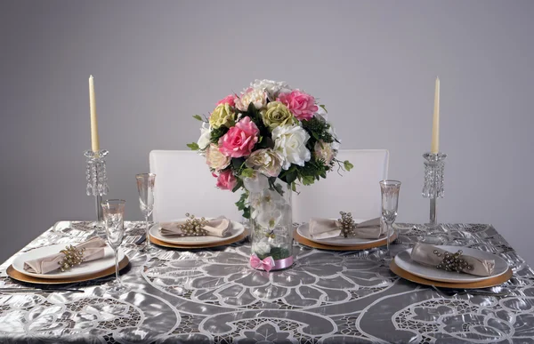 Houten tafel instelling en decoratie voor maaltijd tijd, studio opname — Stockfoto