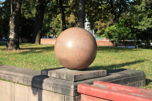 Boule de granit le jour — Photo