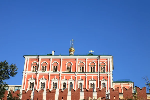 Kremelská zeď na pozadí oblohy — Stock fotografie