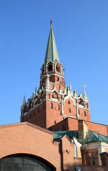 Torre do Kremlin no fundo do céu — Fotografia de Stock