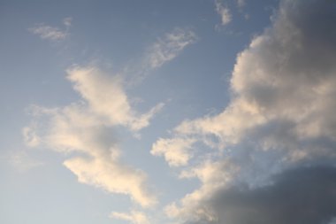 Mavi gökyüzünde bulut