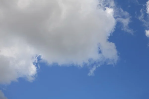 Nube en el cielo azul — Foto de Stock