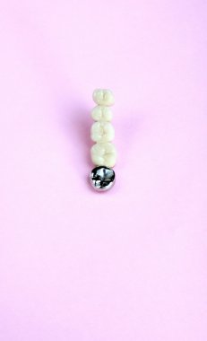 pembe bir arka plan üzerinde Diş Protez