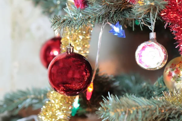 Jouets sur sapin de Noël vert — Photo