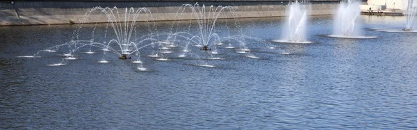 Fountain on river at day — Stock Photo, Image