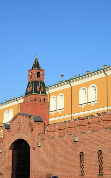 Torre do Kremlin no fundo do céu — Fotografia de Stock