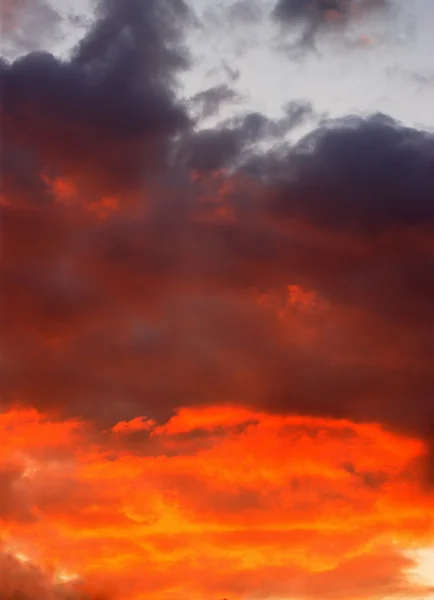 Himmel bei Sonnenuntergang im Sommer — Stockfoto