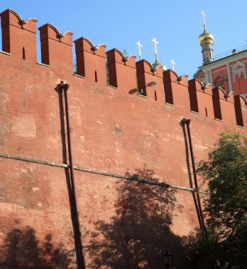 Gökyüzü arka planında Kremlin duvarı