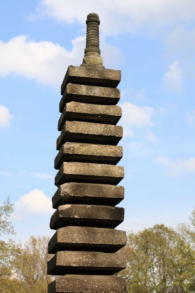 Stenen zuil in Japanse tuin — Stockfoto