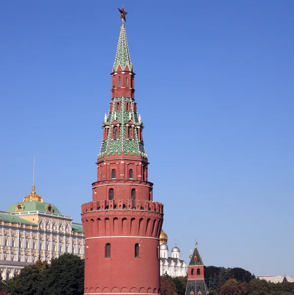 Кремлевская башня на фоне неба — стоковое фото