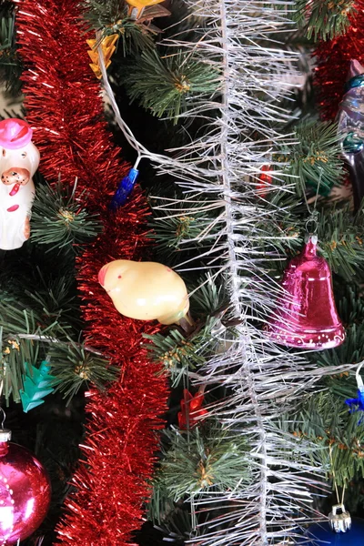 Jouets sur sapin de Noël vert — Photo