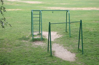 Şehir parkında yatay bar