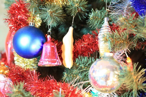 Jouets sur sapin de Noël vert — Photo