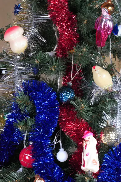 Juguetes en abeto de Navidad verde —  Fotos de Stock