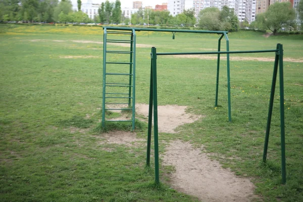 Şehir parkında yatay bar