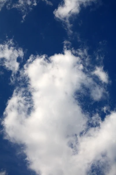 Nuage sur ciel bleu — Photo