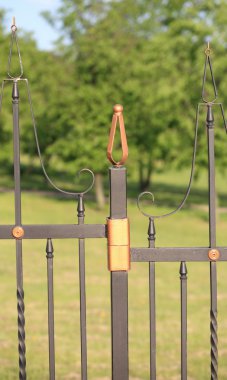 Altın süslemeli çit