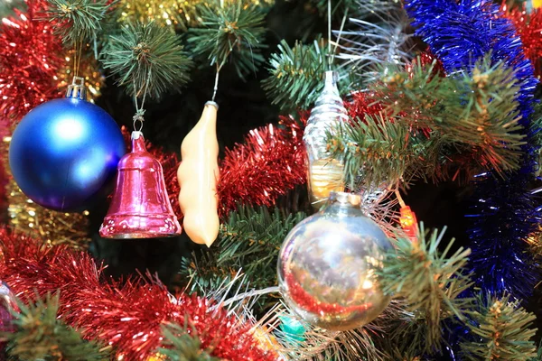 Juguetes en abeto de Navidad verde — Foto de Stock