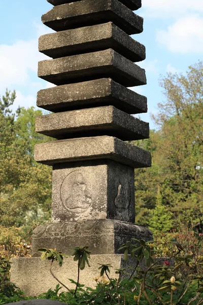 Stenen zuil in Japanse tuin — Stockfoto