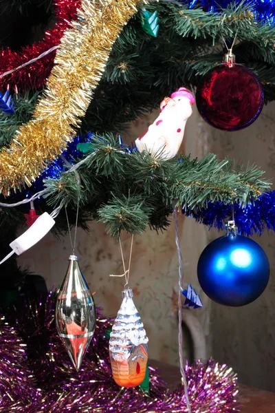 Juguetes en abeto de Navidad verde — Foto de Stock