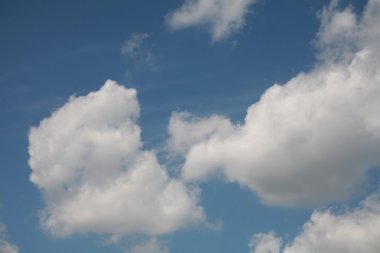 Mavi gökyüzünde bulut