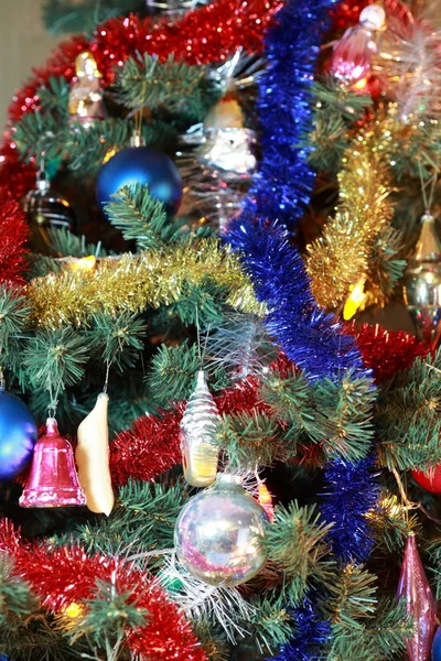 Jouets sur sapin de Noël vert — Photo