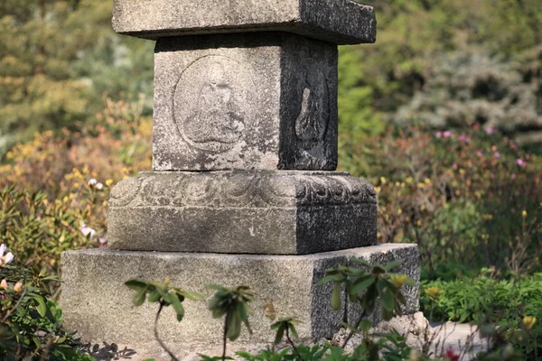 Colonna di pietra nel giardino del Giappone — Foto Stock