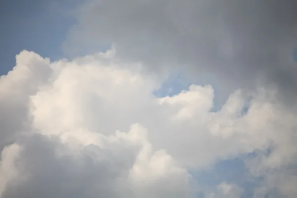 Nuage sur ciel bleu — Photo