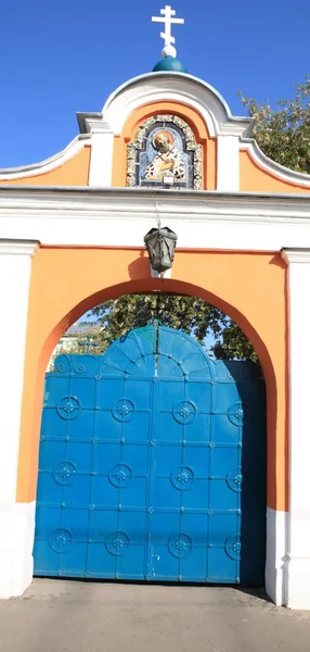 Portão da igreja no dia — Fotografia de Stock