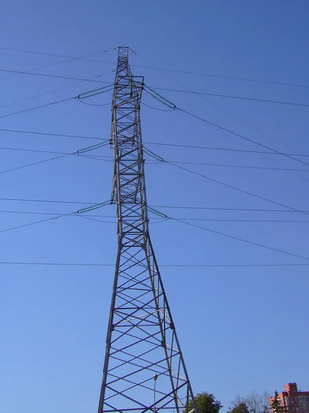 Équipement de transmission sur ciel bleu — Photo