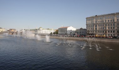 Nehirdeki birçok çeşme